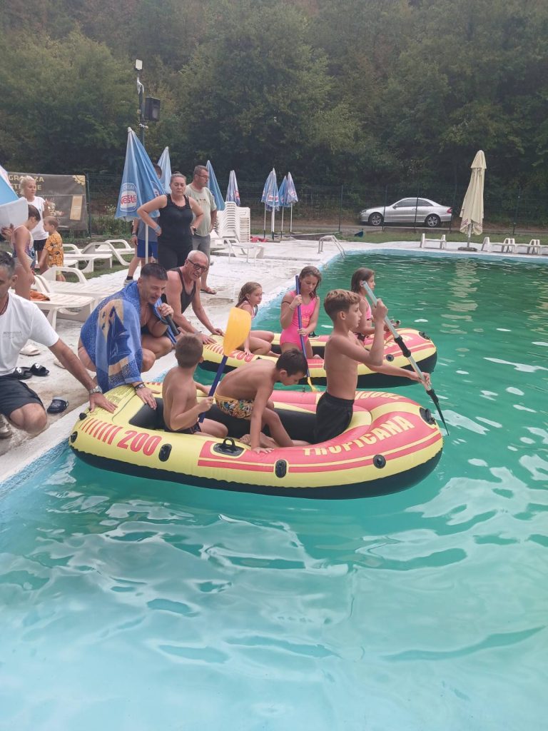 LC Boot Camp - djeca se natječu u čamcima na bazenu