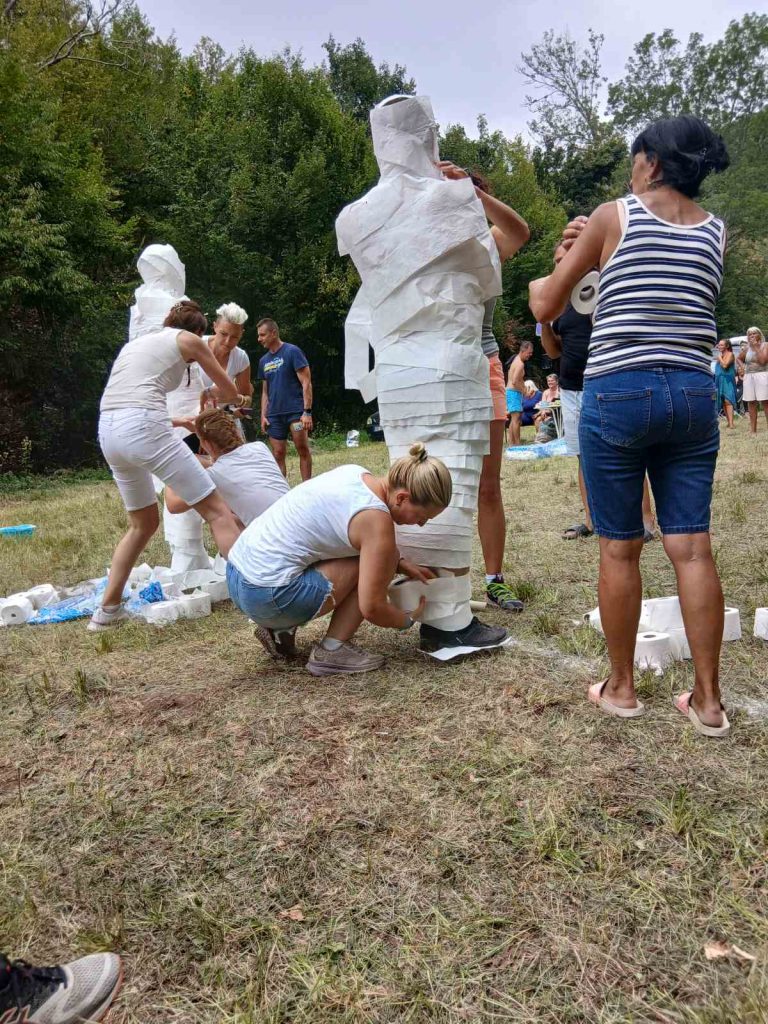 LC Boot Camp - tko će brže napraviti mumiju od toaletnog papira
